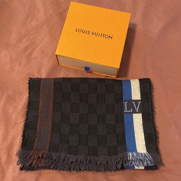Louis Vuitton Classic wool scarf shawl Like new Bought at Champs-Élysées Paris - Picture 6 of 7